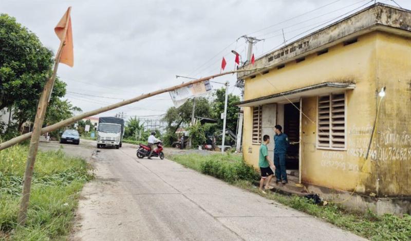 Tài xế xe tải cẩn trọng lái xe trong điều kiện mưa bão tại Lục Ngạn, Bắc Giang, nhấn mạnh ảnh hưởng của thời tiết Thanh Hải Lục Ngạn đến vận chuyển an toàn